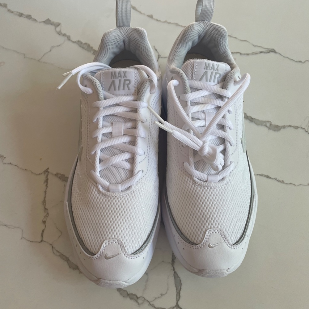 Brand New - In box - UNWORN - Nike Womens Air Max AP - Sz 8